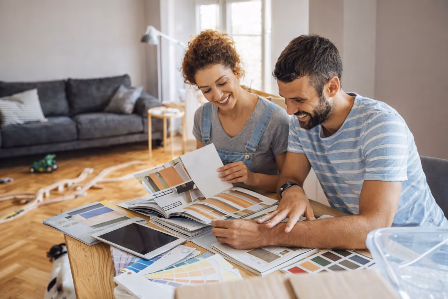 blog-couple-browsing-swatch-catalogs